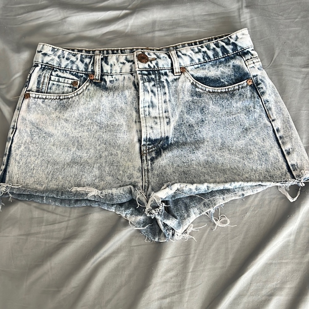 Acid wash shorts with frayed hem